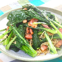 新顔野菜を豪快に味わう！アレッタとベーコンのペペロンチーニ。