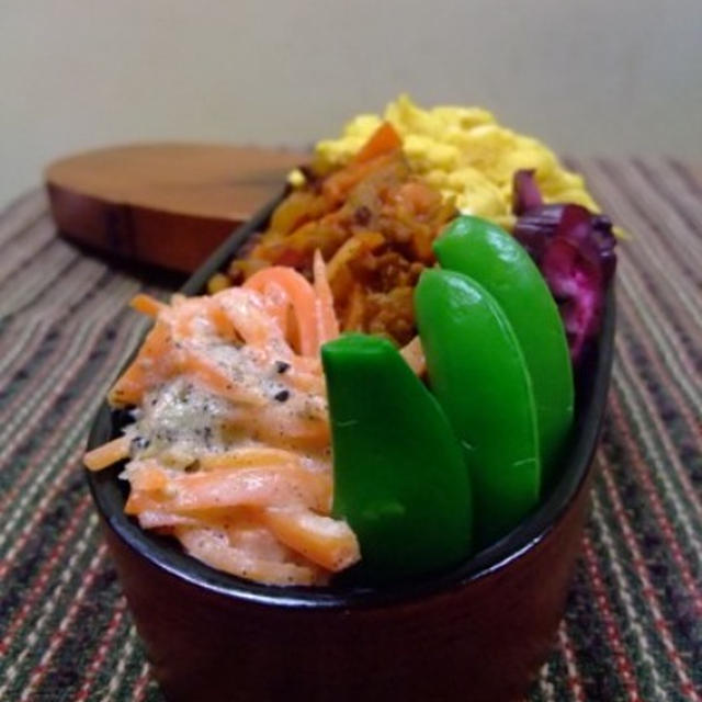 ドライカレーお弁当とドラオムおにぎり。