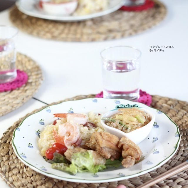 給食の春雨サラダ、唐揚げ、チャーハンの中華なワンプレート