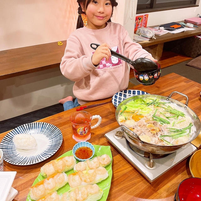 スタミナをつけるために無限ごま油鍋と海老の生春巻きです！！