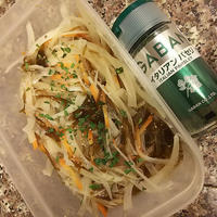 玉ねぎと人参のもずく酢和え