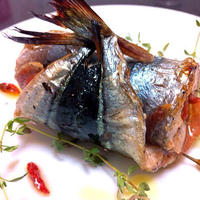 秋刀魚とパルマハムのサルティンポッカ仕立てのアヒージョ