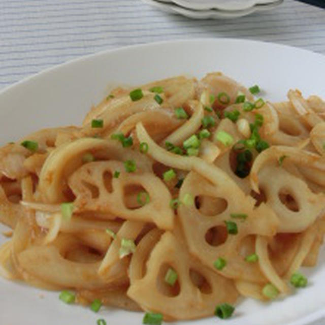 おかずにもおつまみにも♪レンコンとタマネギの生姜焼き風炒め