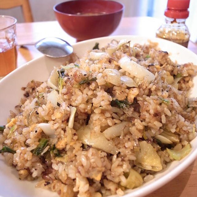 花椒と豆ちをいれて麻婆風にんにくじゃこ炒飯｜１日ゆる２食生活が健康の秘訣