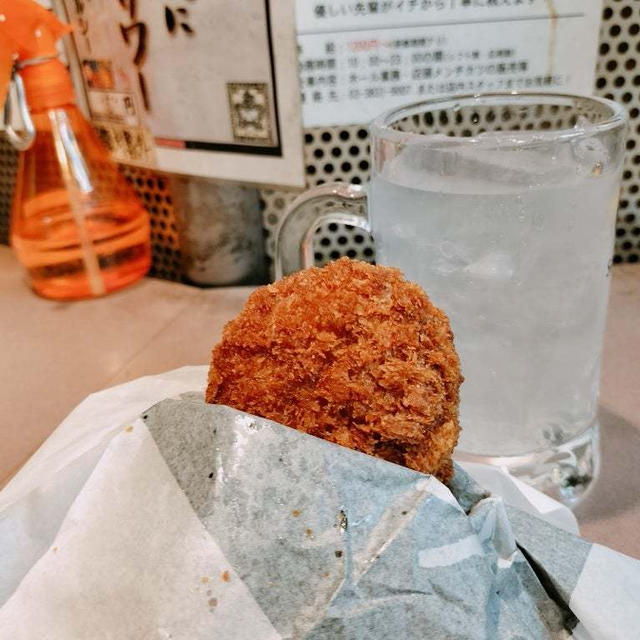 肉の大山で揚げたてメンチとレモンサワーでランチ呑み