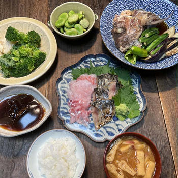 鯛刺身燻製焼〆鯖鯛アラ煮焼茄子甘長オクラ松皮鰈煮凍空豆ブロッコリー・カリフラワー・油揚茗荷味噌汁