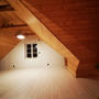 屋根裏部屋のリノベーション　床を塗る