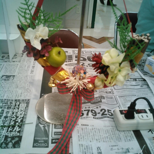 東急ハンズで三日月型のクリスマスリースを作ったよ