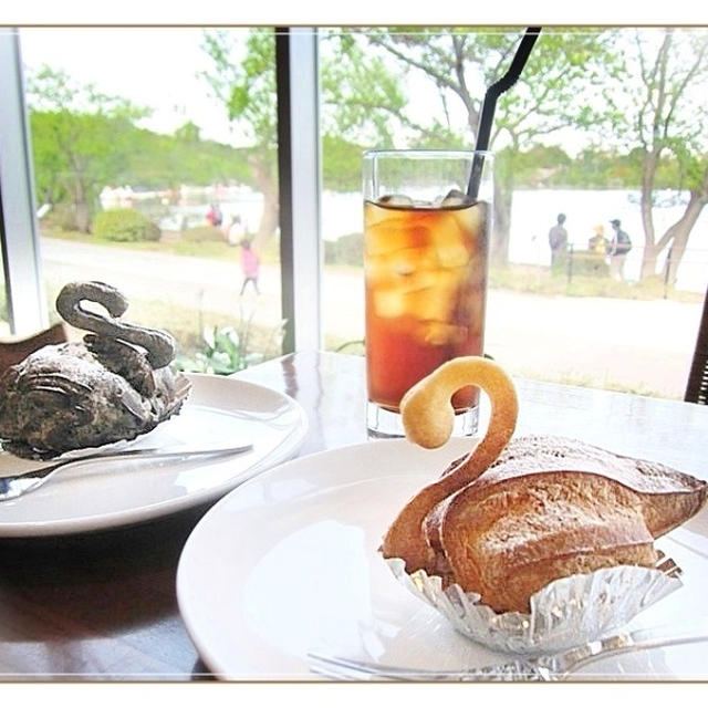『好文cafe』白鳥・黒鳥シュークリーム☆千波湖をながめながら♪