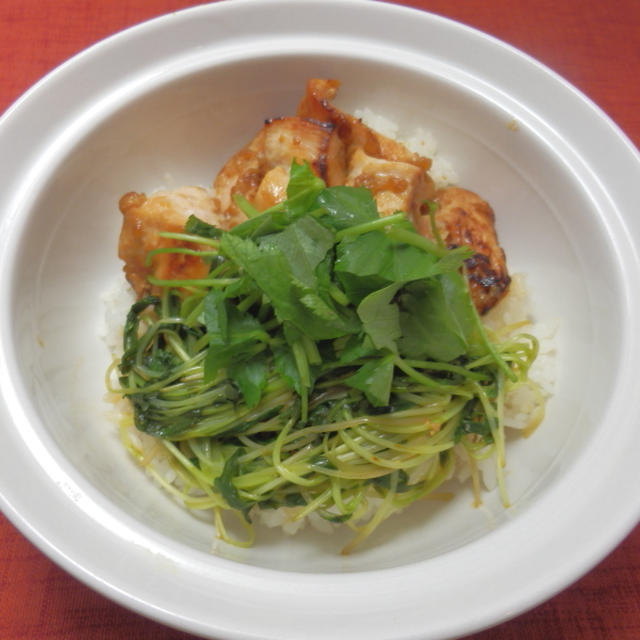 醤油麹で焼き鳥丼　空芯菜の新芽のバター炒め添え