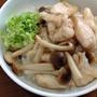 今日のお昼は「鳥としめじのネギ塩丼」