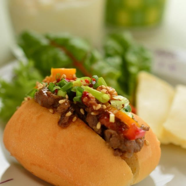 コストコのプルコギビーフとディナーロールで朝ご飯