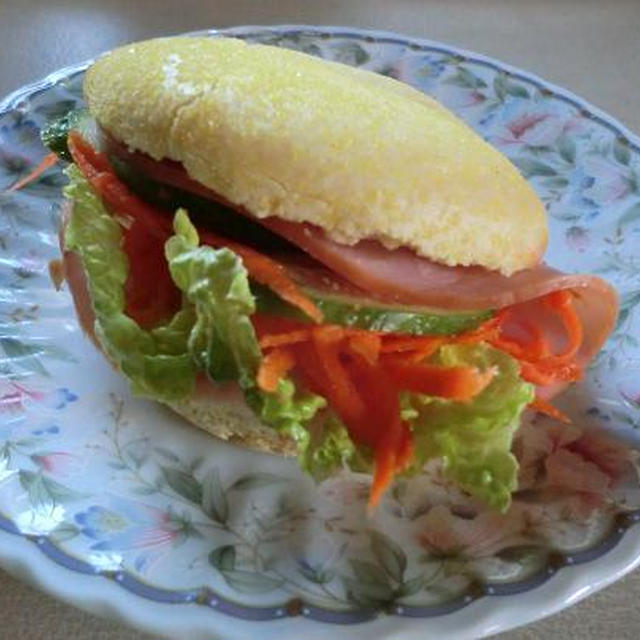 グルテンフリーのイングリッシュ　マフィンでサンドイッチ
