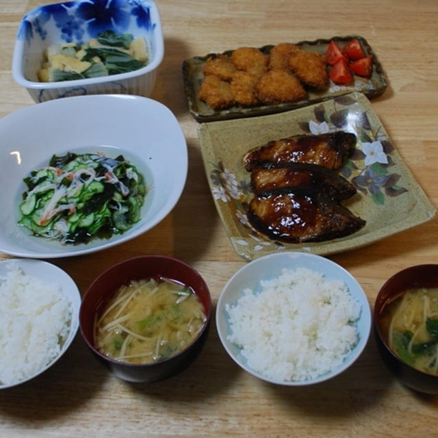 昨夜は白菜と揚げの炊いたのとかブリの照り焼きとか～！