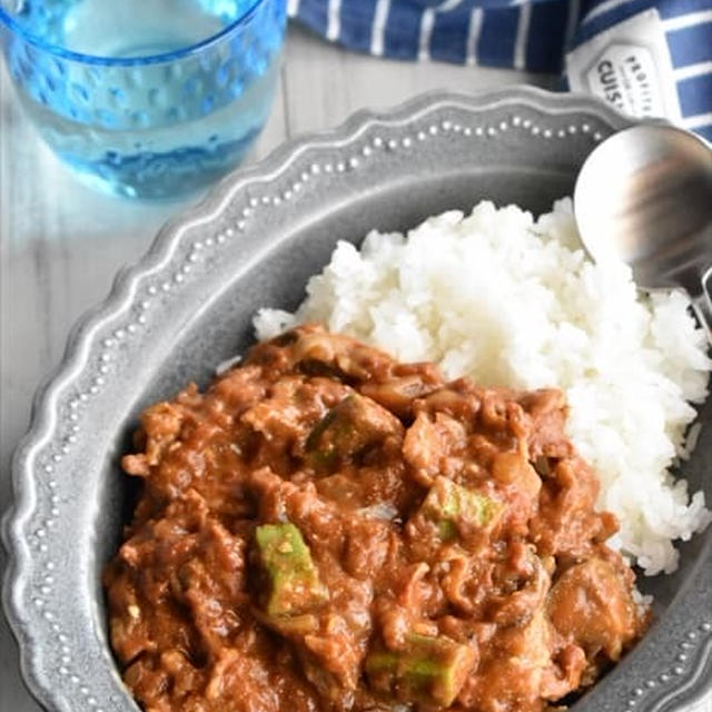 フーディストノートでの連載更新しました♪トマト缶と野菜の水分で作るから濃厚！「オクラとなすの豚こま無水カレー」レシピ