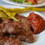 イスタンブルで、キョフテとピアズ。