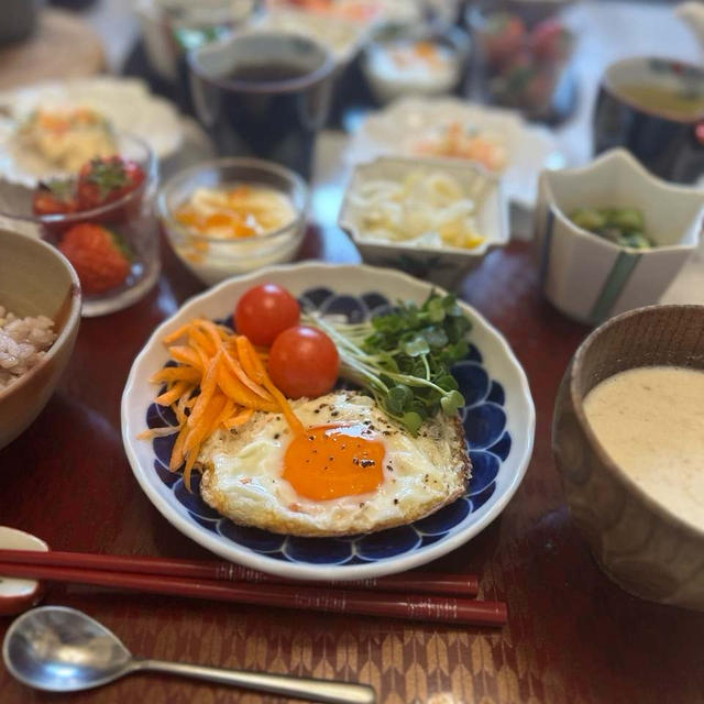 目玉焼きサラダ✨で✨お昼ごはん✨