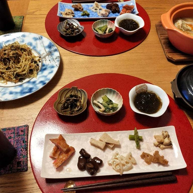 高菜と干しエビの和風焼きそば、ニラ玉、餃子ときのこの中華スープ、小鉢10品で晩酌
