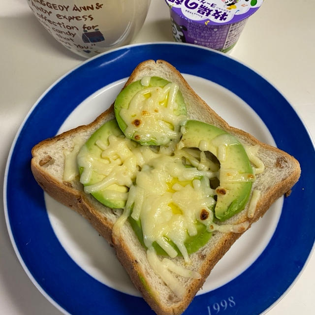 ライ麦パンアボカドチーズのっけトースト♡