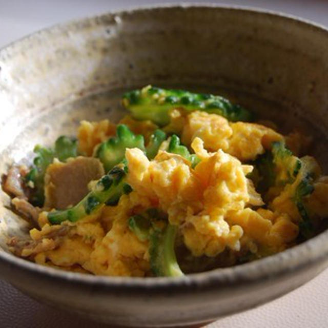ひとりのお昼ご飯、ゴーヤーとベーコンの炒め物