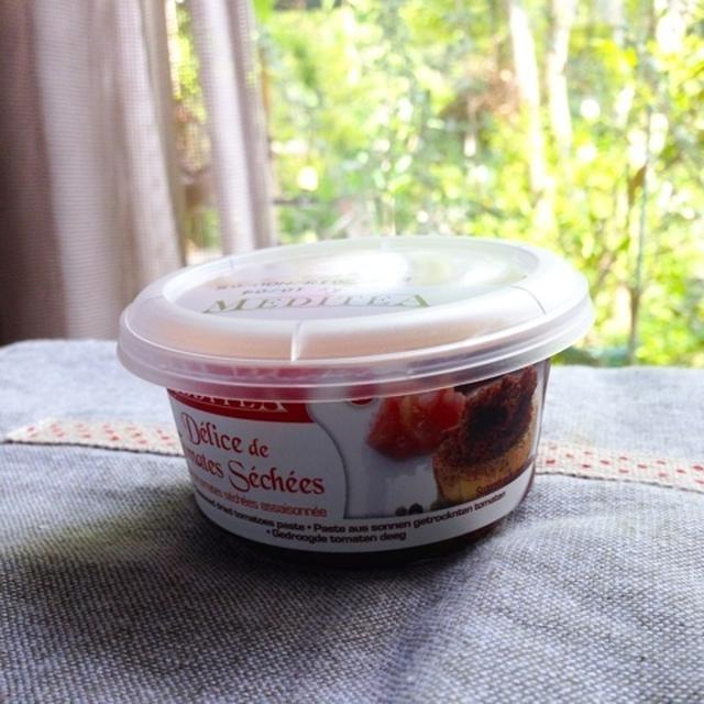 カルディで買ったトマトペーストを塗って♪