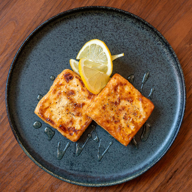 焼いたチーズにレモンをかけるだけ！：フェタ・サガナキ
