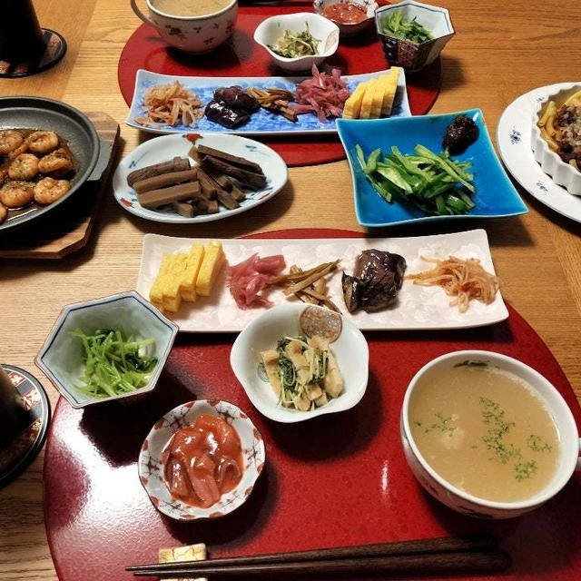チリビーンズマカロニ、ガーリックチリシュリンプ、パリパリピーマン、いぶりがっこ、小鉢8品で晩酌