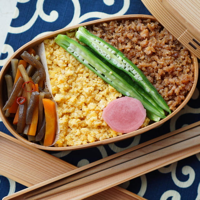 鶏そぼろを丁寧に作ってみました弁当＆ダブルオムライスな夕食