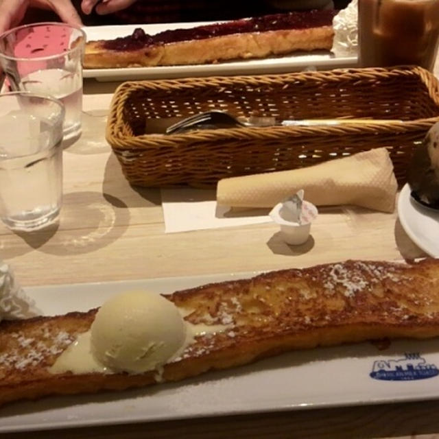 お友だちとこの間、ながーいフレンチトーストを食べに行きました(’-’*)♪