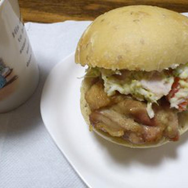 ひさびさに、りんご酵母のパンでチキンバーガー。