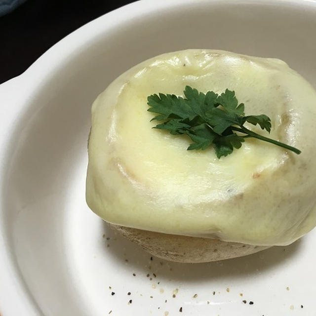 トマトとチーズのポテトカップ焼き。