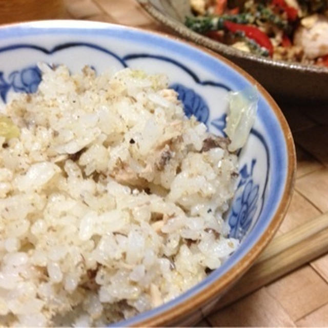 さばの水煮缶とキャベツの炊き込みごはん すりごま入り