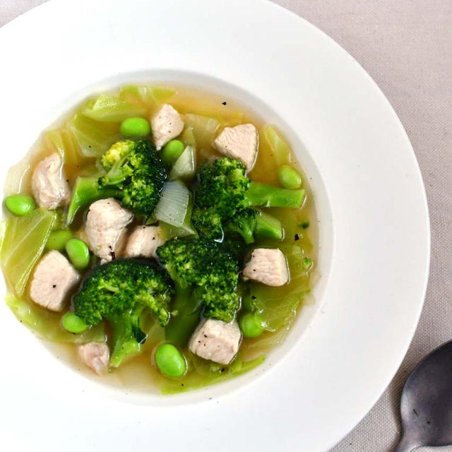 たんぱく質＆1食分の野菜が摂れる！鶏胸肉とブロッコリーと枝豆のスープ
