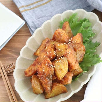 【#ヘルシーレシピ】ごはんがすすむ！鮭とじゃがいものコク旨カレー炒め