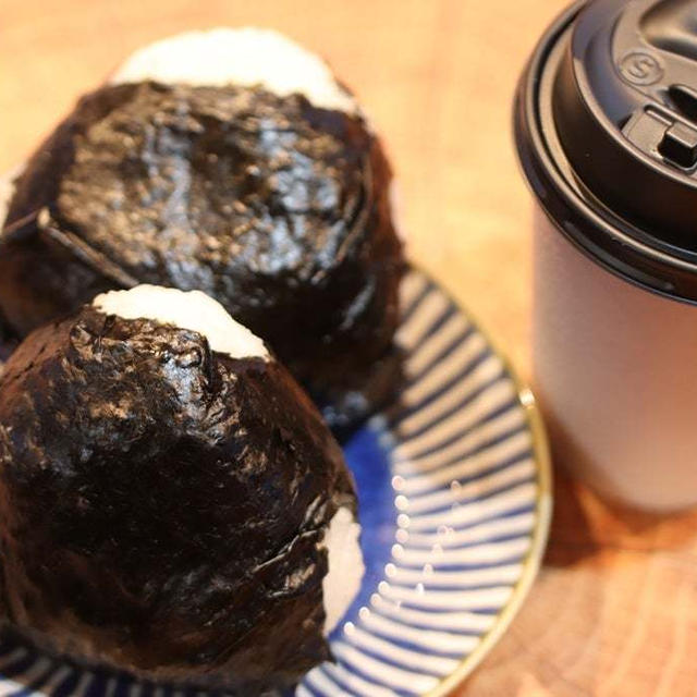 朝ごはんはおにぎりとコーヒーで( *´艸｀)どっちがコスパが良いのかな？