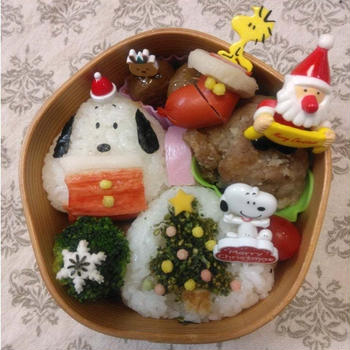 　スヌーピーおにぎりとツリーおにぎりでクリスマス弁当〖キャラ弁〗#平日お昼ご飯はお弁当or外食