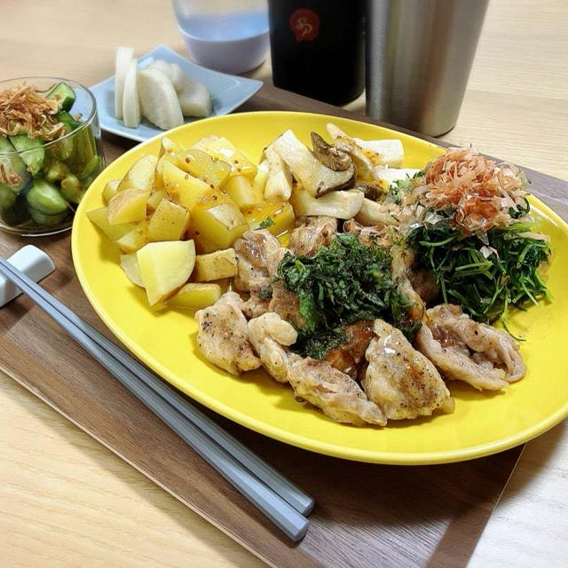 鶏セセリ焼き　おかひじきおかかのせ　の献立。