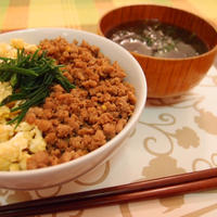 白菜の鮑ソース煮、七面鳥そぼろ丼