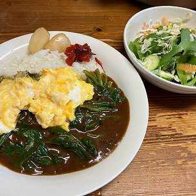 ほうれん草スクランブルエッグカレー。赤蕪漬け完成
