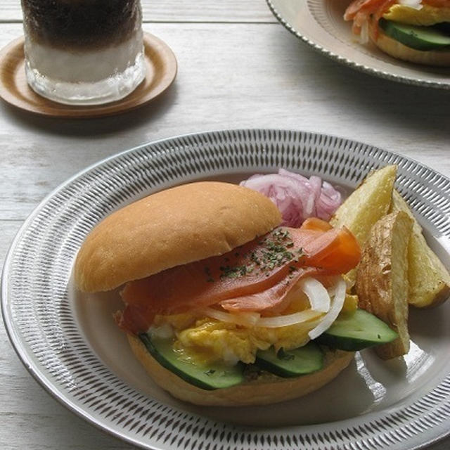 スモークサーモンとスクランブルエッグのサンドイッチ