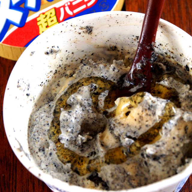 【食べるな危険（うま過ぎて）】スーパーカップのバニラを半分まで食ったら、黒すりごまをドバッと入れてグルグル混ぜてハチミツをぶっかけて食う！