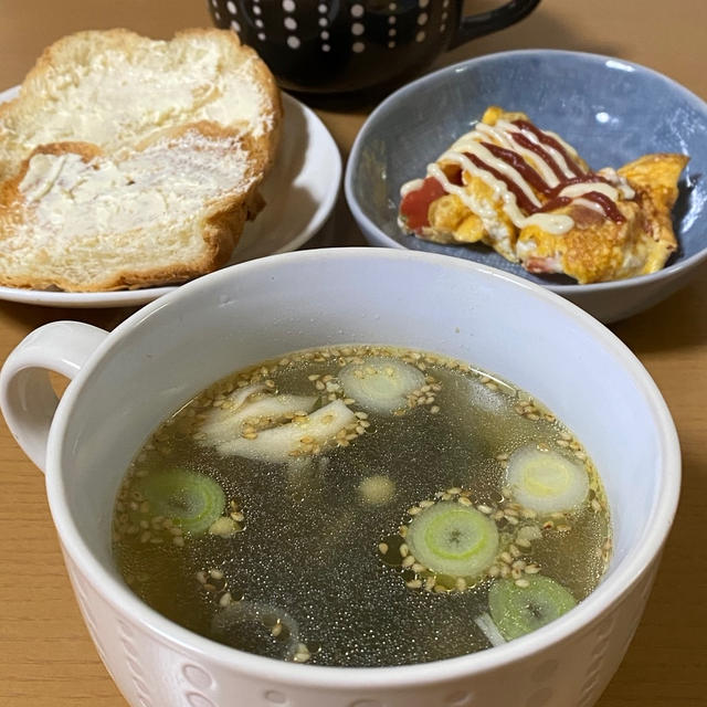 ワカメすぅぷ、トマ卵焼き、お家パン☆朝ごはん