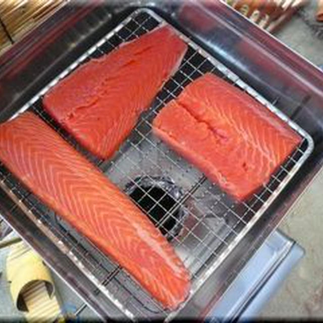 自作の簡易スモーカーでスモークサーモン作り　鮭燻し編