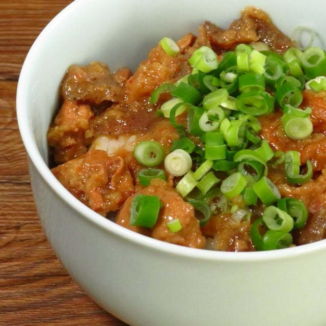 熱湯攻めした鳥皮みそ煮缶を食べすて御免！と、山なれば富士、白酒なれば豊島屋➖の豊島屋の白酒。