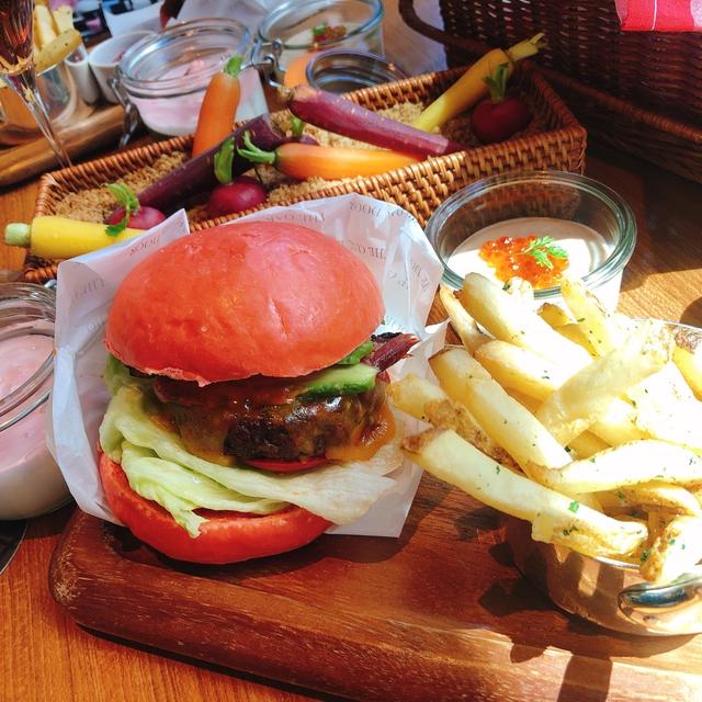 グランドハイアット東京 「桜色バンズのバーガー‼️」桜ピクニックバスケットがテンションあがる〜