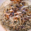 小麦と玉ねぎの濃厚な旨味がたまらない！ライスを混ぜても美味しいアラブ風「ブルグルのムジャダラ」とアラブの定番！串焼きお肉とごはんのセット「チェロ・キャバーブ」