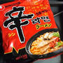 無防備にすすれないけどクセになるラーメン　～農心ジャパン「辛ラーメン」～