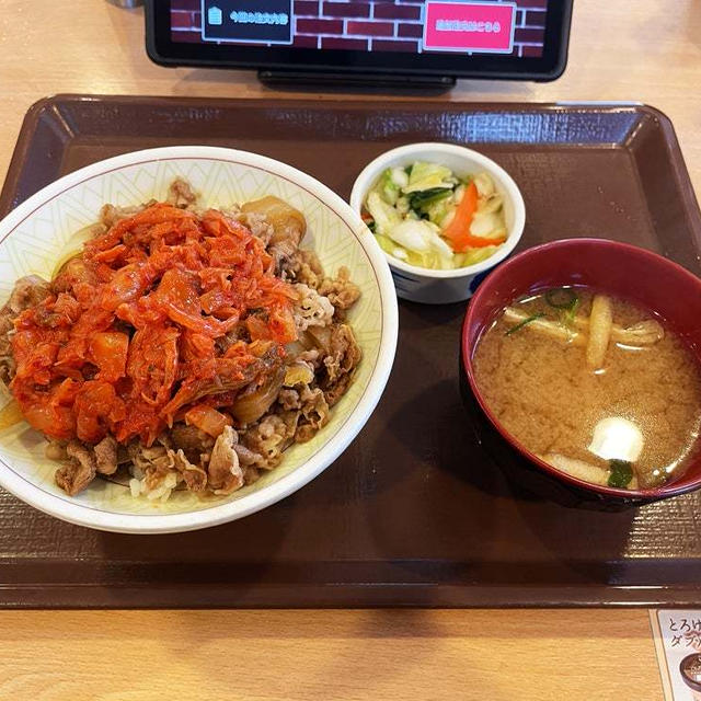 キムチ牛丼中盛おしんこセットを食べる 〜すき家〜