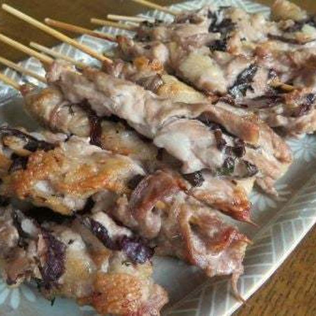 魚焼きグリルで焼くだけ♪　豚こま肉で赤じそ梅干し入り串焼き