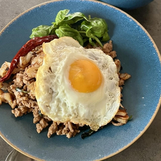 【レシピ】 ひき肉とバジルでパパッと簡単！一番シンプルなおうちタイ料理ごはん「ガパオライス」